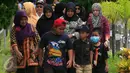 Sejumlah anggota keluarga ikut mengantar jenazah Pilot Mayor Pnb Ifi Safatilah di Taman Makam pahlawan Kusuma Negara, Yogyakarta, (11/2). Mayor Pnb Ifi Safatilah merupakan korban jatuhnya pesawat Super Tucano.(Boy Harjanto)