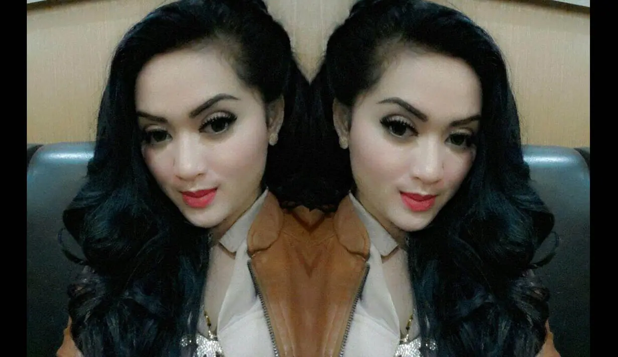 Gaya Hiara Cleopatra juga bisa dibilang cukup terinspirasi dari Syahrini. (twitter.com/Hiara_cleo)
