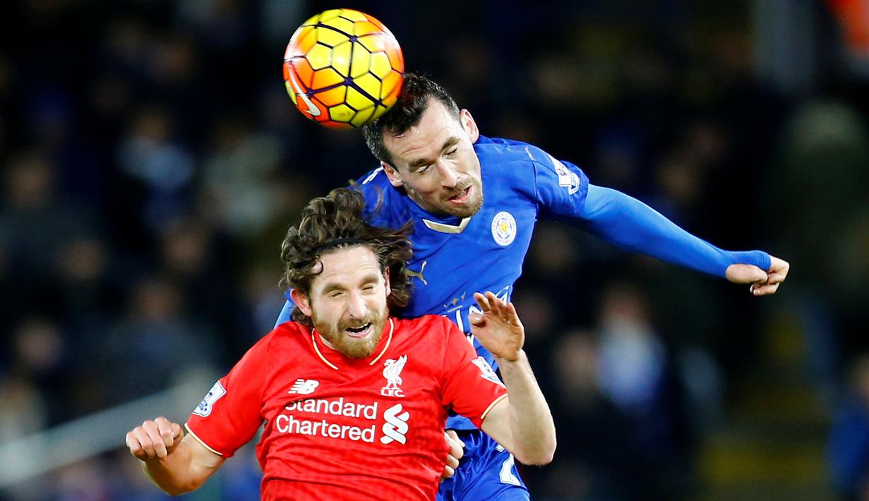 Pemain Leicester City, Christian Fuchs, berebut bola dengan pemain Liverpool, Joe Allen, pada lanjutan Liga Inggris di Stadion King Power, Leicester, Rabu (3/2/2016) dini hari WIB. (Reuters/Darren Staples)