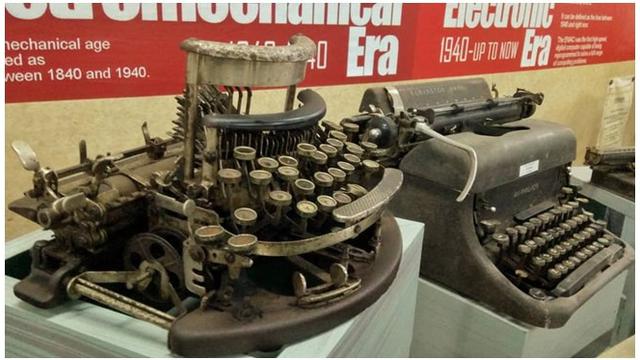 Di Museum Teknoform terdapat hampir 400 barang koleksi yang terdiri atas 200 jenis.