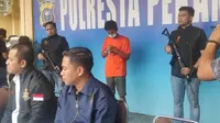 Tersangka pembunuhan driver ojol saat konferensi pers di Polresta Pekanbaru. (Liputan6.com/M Syukur)