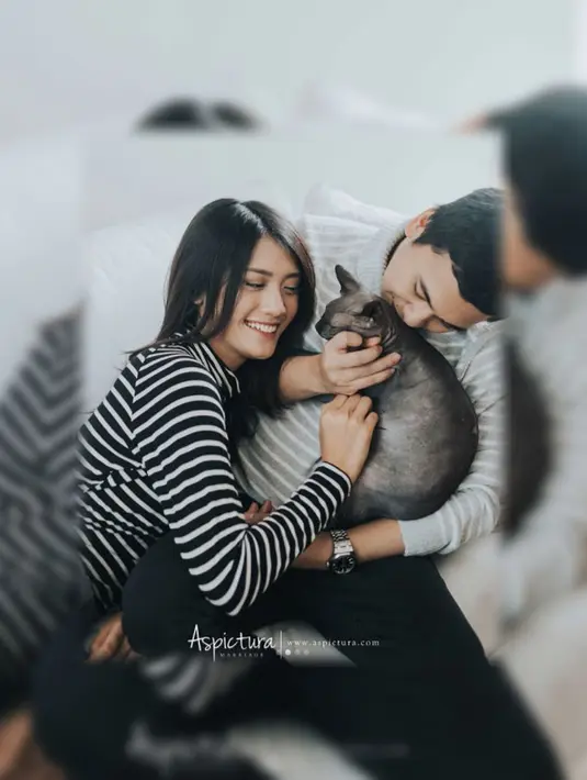 Raditya Dika memang dikenala sebagai selebriti yang jarang mengunggah foto mesra dengan kekasihnya. Tak ayal foto prewedding-nya dengan Anissa ini pun langsung membuat publik heboh. (Foto: instagram.com/aldosinarta)