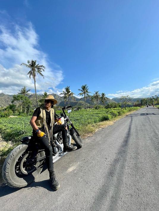 Disebut motor yang tangguh, Umi Pipik sempat merasa was-was dengan hobi Abidzar Al-Ghifari. Tak heran jika ia kerap melakukan perjalanan jauh hingga lintas pulau. (Liputan6.com/IG/abidzar73).