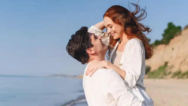 perempuan dan pasangan oktober di pantai