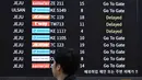 Untuk memastikan bahwa siswa remaja yang mengikuti ujian masuk perguruan tinggi tidak terganggu, pemerintah Korea Selatan menerapkan sejumlah pelarangan sejumlah aktivitas untuk sementara waktu, termasuk larangan lepas landas dan mendaratnya pesawat selama ujian mendengarkan bahasa Inggris. Tampak dalam foto, penumpang berjalan melewati papan informasi yang menampilkan penerbangan tertunda di Bandara Gimpo, Seoul, pada Kamis 13 November 2025, pada hari ujian masuk perguruan tinggi tahunan yang dikenal secara lokal sebagai Suneung. (Jung Yeon-je/AFP)