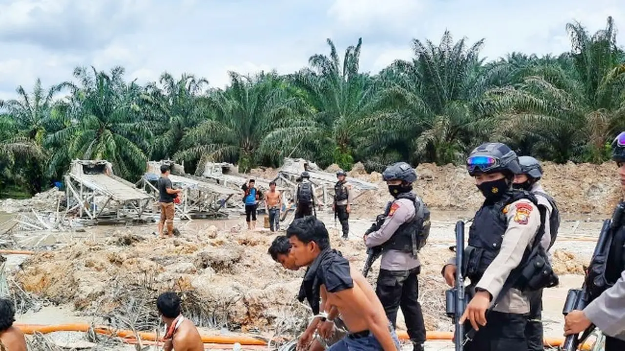 Personel Brimob Polda Riau ketika menangkap pelaku penambangan emas tanpa izin di Kabupaten Kuansing.