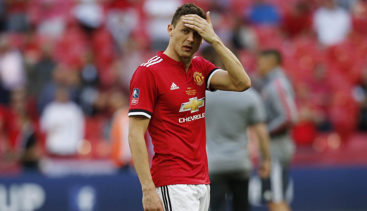 Gelandang Manchester United, Nemanja Matic, tampak kecewa usai dikalahkan Chelsea pada laga final Piala FA 2017-2018 di Stadion Wembley, Sabtu (19/5/2018). Chelsea menang 1-0 atas Manchester United. (AFP/Ian Kington)