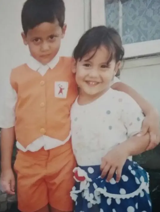 Senyuman Pevita begitu menggemaskan. Apalagi ia memiliki pipi tembam dengan gigi kelincinya yang pastinya membuat orang makin gemas dengannya. Dan yang lebih lucunya, Pevita dirangkul sang kakak yang juga tampan dari kecil. (Instagram/pevpearce)