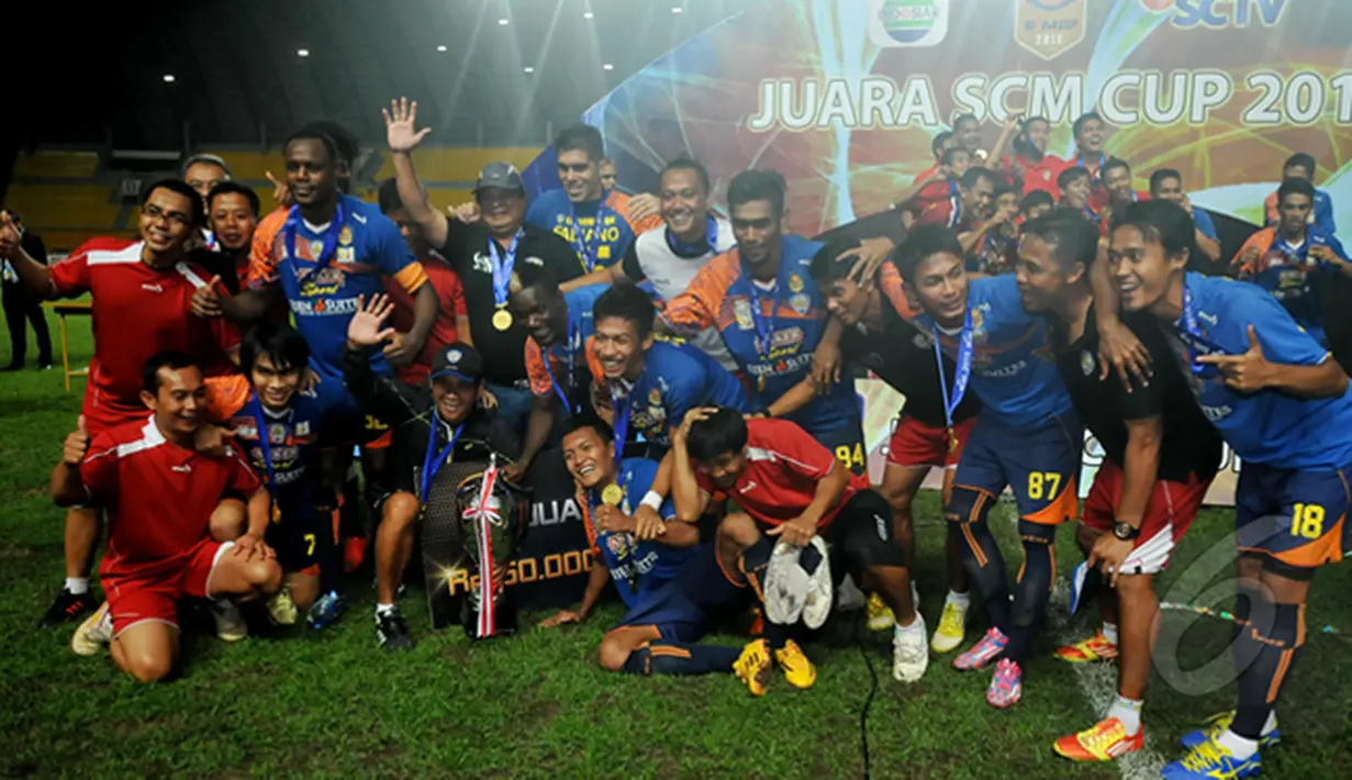 Pemain Arema Cronus berpose usai meraih kemenangan di final SCM Cup 2015 di Stadion Jakabaring,Selasa (27/1/2015). Arema Cronus unggul 1-0 atas Sriwijaya FC. (Liputan6.com/Johan Tallo)