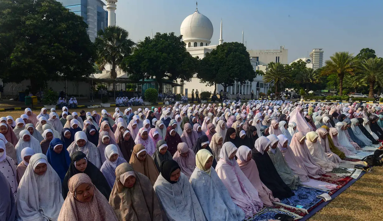 Umat Islam melaksanakan Shalat Istisqa di halaman Mesjid Al Azhar, Jakarta, Selasa, 1 September 2026. (KLY/ Arie Basuki).