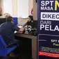 Petugas melayani masyarakat yang ingin melaporkan SPT di Kantor Direktorat Jenderal Pajak di Jakarta, Rabu (11/3/2020). Hingga 9 Maret 2020, pelaporan SPT pajak penghasilan (PPh) orang pribadi meningkat 34 persen jika dibandingkan pada tanggal yang sama tahun 2019. (Liputan6.com/Angga Yuniar)