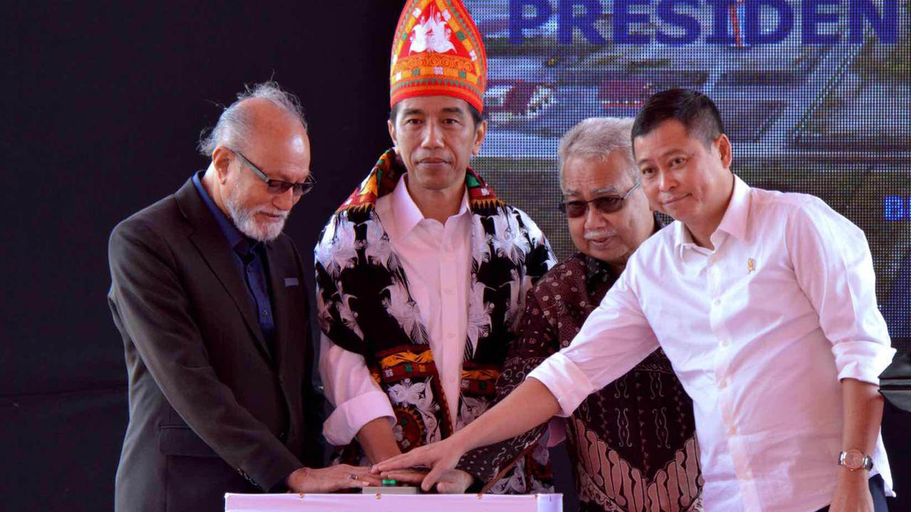 20160203-Resmikan Bandara Rembele, Jokowi Diberi Topi Raja -Aceh