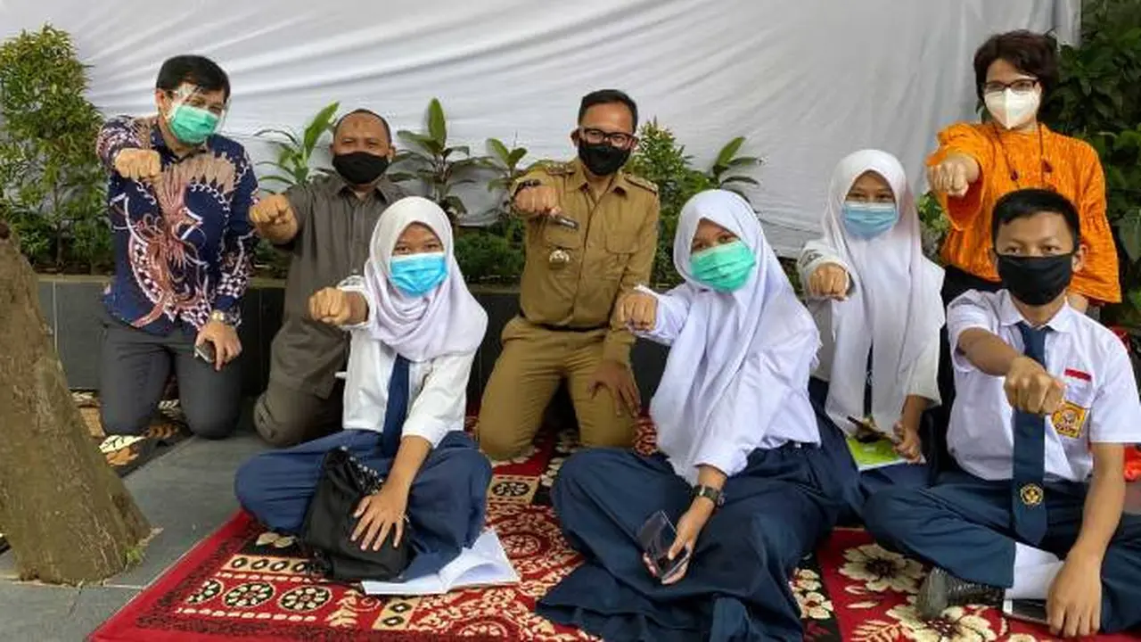 Fernando Uffie, Founder & CEO Kelas Pintar bersama Atang Trisnanto Ketua DPRD Kota Bogor; Bima Arya, Walikota Bogor; Monika Irayati, Founder Pusat Riset Pendidikan Masa Depan; dan perwakilan Siswa SMP Kota Bogor. Dok: Kelas Pintar