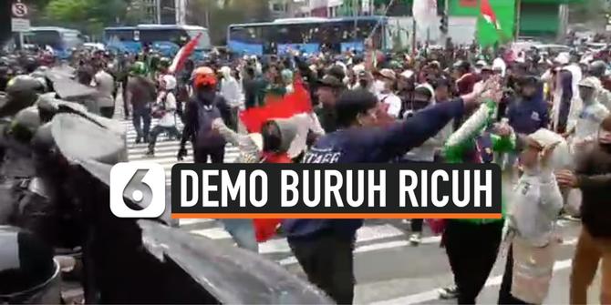 VIDEO: Polisi Membuat Pagar Betis Mencegah Pendemo Mendekati Istana Merdeka