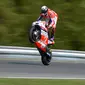 Pebalap OCTO Pramac Racing, Scott Redding beraksi dengan mengangkat ban depan saat sesi latihan bebas di Sirkuit Brno, (4/8/2017). Marc Marquez menjadi juara pada balapan tersebut. (AFP/Michal Cizek) 