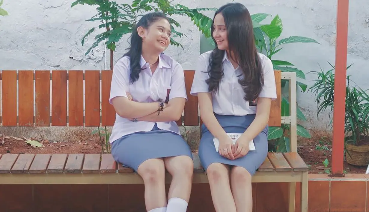 Gaya Syifa Hadju dan Tissa Biani memang bena-benar bak anak SMA. Keduanya masih terlihat pantas pakai seragam putih abu-abu. Apalagi saat keduanya tersenyum manis seperti ini, aura kecantikan keduanya semakin terpancarkan. (Liputan6.com/IG/@syifahadjureal)