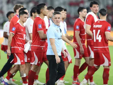 Ekspresi pelatih Timnas Indonesia, John Herdman (tengah) usai laga final FIFA Series 2026 melawan Bulgaria di Stadion Utama Gelora Bung Karno (SUGBK), Jakarta, Senin (30/3/2026) malam WIB. Timnas Indonesia gagal menjuarai FIFA Series 2026. (Bola.com/M. Iqbal Ichsan)