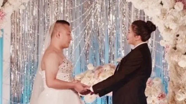 Gaya Nyeleneh Pasangan Pengantin Saat Menikah Ini Bikin Tepuk Jidat