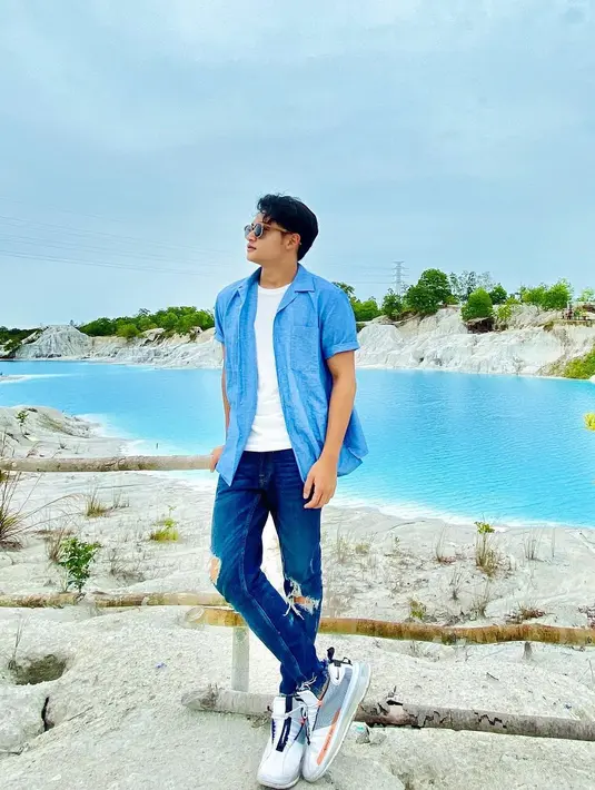 "Berbeda banget, Natal yang gua biasanya kumpul-kumpul sama keluarga ke luar kota, semua pada kumpul, sekarang sama keluarga inti aja. Ya nggak apa-apa sih demi keselamatan, harapannya semoga tahun 2021 yang (Instagram/randymartinnn)