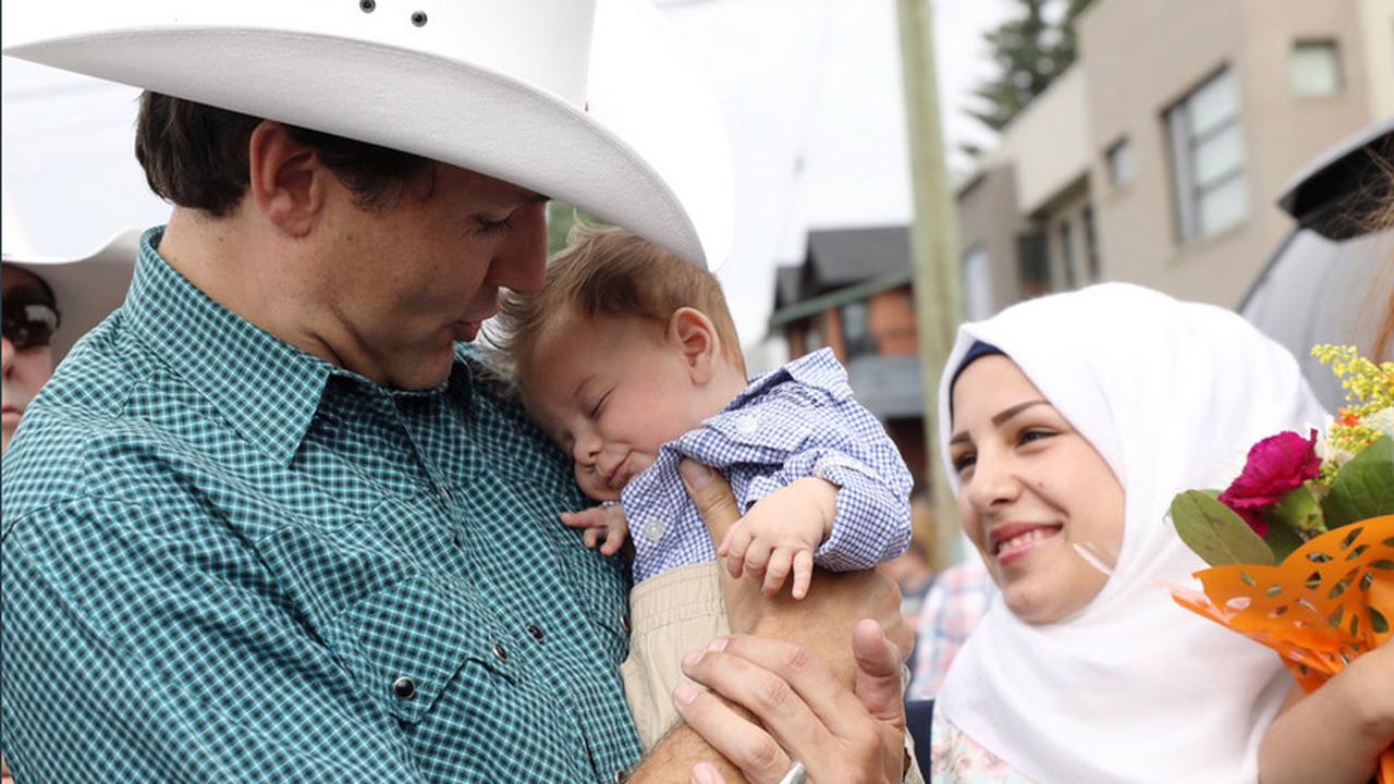 PM Kanada Peluk Bayi Pengungsi Suriah Bernama Justin Trudeau