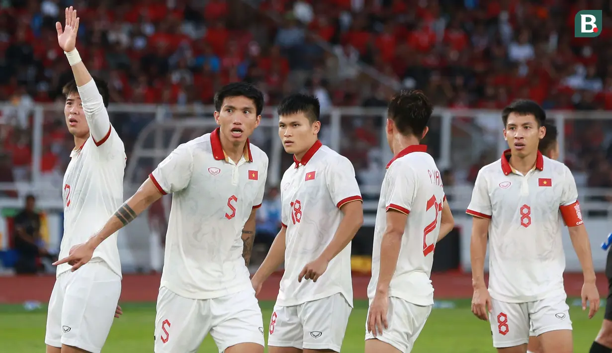 <p>Para pemain Timnas Vietnam saat melawan Timnas Indonesia dalam laga leg pertama babak semifinal Piala AFF 2022 di Stadion Utama Gelora Bung Karno (SUGBK), Jumat (6/1/2023) sore WIB. (Bola.com/M Iqbal Ichsan)</p>
