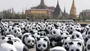 Sejumlah patung Panda berjejer di depan Grand Palace, Bangkok , Thailand , 4 Maret 2016. Patung Panda ini merupakan pameran yang dibuat oleh seniman Perancis Paulo Grangeon. (REUTERS / Chaiwat Subprasom)