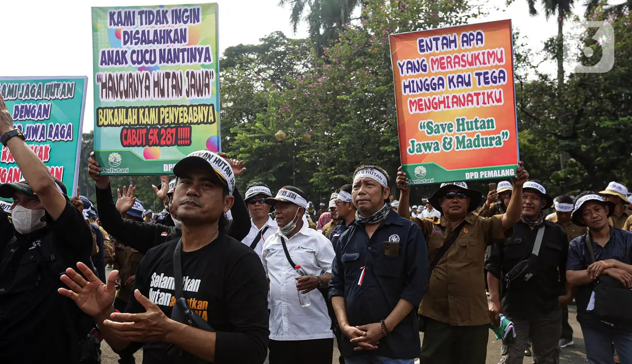 Sejumlah orang yang tergabung dalam karyawan Perhutani menggelar aksi damai di kawasan Patung Kuda, Jakarta, Rabu (20/7/2022). Massa meminta pemerintah mencabut Surat Keputusan Menteri Lingkungan Hidup dan Kehutanan Nomor: SK.287/MENLHK/SETJEN/PLA.2/4/2022 tentang Penetapan Kawasan Hutan dengan Pengelolaan Khusus (KHDPK) pada Sebagian Hutan Negara yang Berada pada Kawasan Hutan Produksi dan Hutan Lindung di Provinsi Jawa Tengah, Provinsi Jawa Timur, Provinsi Jawa Barat, dan Provinsi Banten. (Liputan6.com/Faizal Fanani)