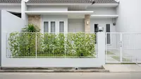 9 Desain Pagar Besi dengan Jalur Khusus untuk Tanaman Merambat, Bikin Rumah Sejuk