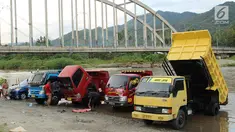 Sejumlah pemilik kendaraan memanfaatkan aliran sungai Bone untuk mencuci di kompleks Jembatan Talumolo II, Kelurahan Talumolo, Gorontalo, Senin (19/11). Tempat itu menjadi kawasan pencucian kendaraan bermotor yang gratis.  (Liputan6.com/Arfandi Ibrahim)