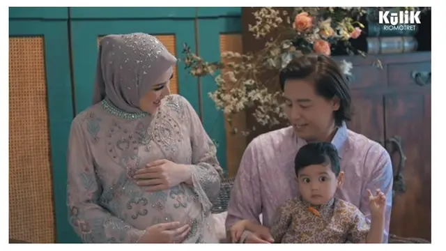 8 Momen Meternity Shoot serta Foto Keluarga Cut Meyriska dan Roger Danuarta, Memesona