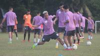 Para pemain PSS Sleman kembali berlatih di lapangan Bercak, Sleman, Senin (10/6/2019) sore. (Bola.com/Vincentius Atmaja)