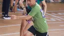 Selebritas Indonesia, Cinta Laura (tengah) memberikan tongkat estafet pada Raditya Dika saat berlomba pada cabang olahraga lari estafet 400 meter nomor campuran Turnamen Olahraga Selebriti Indonesia (TOSI) di GOR UNJ, Rawamangun, Jakarta, Minggu (30/07/2023). Mereka berhasil finis dengan catatan waktu 1 menit 0,59 detik. (Bola.com/Bagaskara Lazuardi)