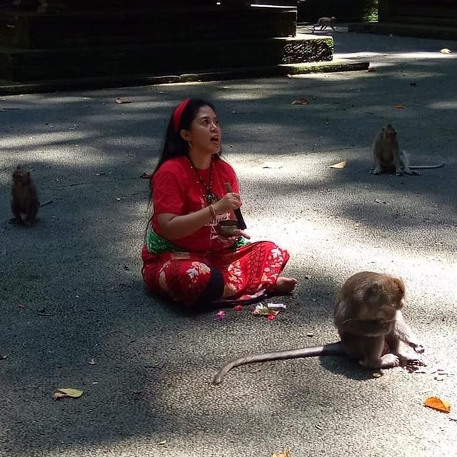6 Potret Rara Pawang Hujan Lakukan Ritual di Berbagai Tempat Ini Curi Perhatian