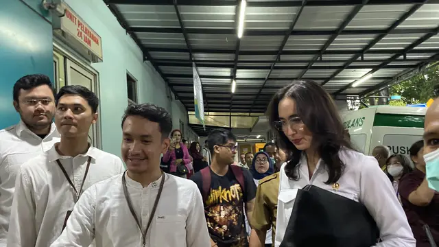 Menteri Pariwisata Widiyanti Putri meninjau pelaksanaan program cek kesehatan gratis di puskesmas Tanah Abang, Jakarta, Senin (10/2/2025).