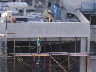 Pekerja tengah menyelesaika pembangunan gedung bertingkat di Jakarta, Kamis (3/9/2020). Menurut data dari BPJAMSOSTEK angka klaim kecelakaan kerja pada semester I 2020 yakni dari Januari sampai dengan Juni 2020 meningkat 128%. (Liputan6.com/Angga Yuniar)