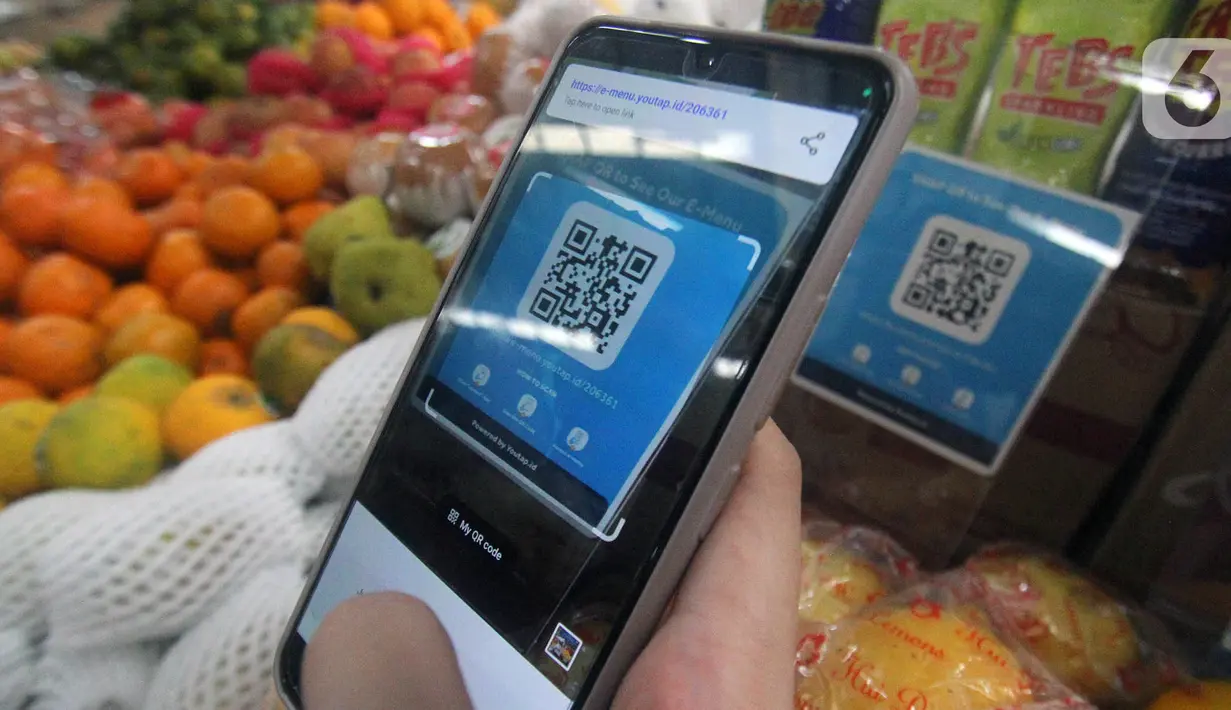 Pelaku usana menggunakan QR Code pada aplikasi Youtap di Pasar Segar Bintaro Tangsel (9/3/2022). Melalui mitra usaha, Youtap memberikan solusi digital yang end-to-end untuk pelaku usaha, sejak memulai usaha hingga menjalankan promosi dan pemasaran. (Liputan6.com/HO/Ading)