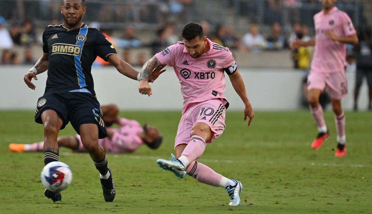 Pemain Inter Miami, Lionel Messi mencetak gol ke gawang Philadelphia Union pada laga Piala Liga 2023 di Subaru Park, Chester, Pennsylvania, 15 Agustus 2023. (AFP/Angela Weiss)