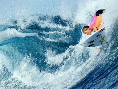 Aksi Courtney Conlogue di nomor Women's Pro Liga Surfing Dunia di Tavarua, Fiji, (31/5/2016). (AFP/World Surf League/Ed Sloane)