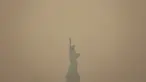 Patung Liberty yang diselimuti langit berkabut difoto dari Staten Island Ferry di New York, Rabu, 7 Juni 2023. (AP Photo/Yuki Iwamura)