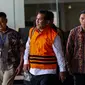 Bupati Hulu Sungai Tengah, Kalimantan Selatan Abdul Latif (tengah) kenakan rompi tahanan meninggalkan gedung KPK, Jakarta, Jumat (5/1). Abdul Latif diduga menerima suap pembangunan RSUD Damanhuri, Kalimantan Selatan. (Liputan6.com/Faizal Fanani)