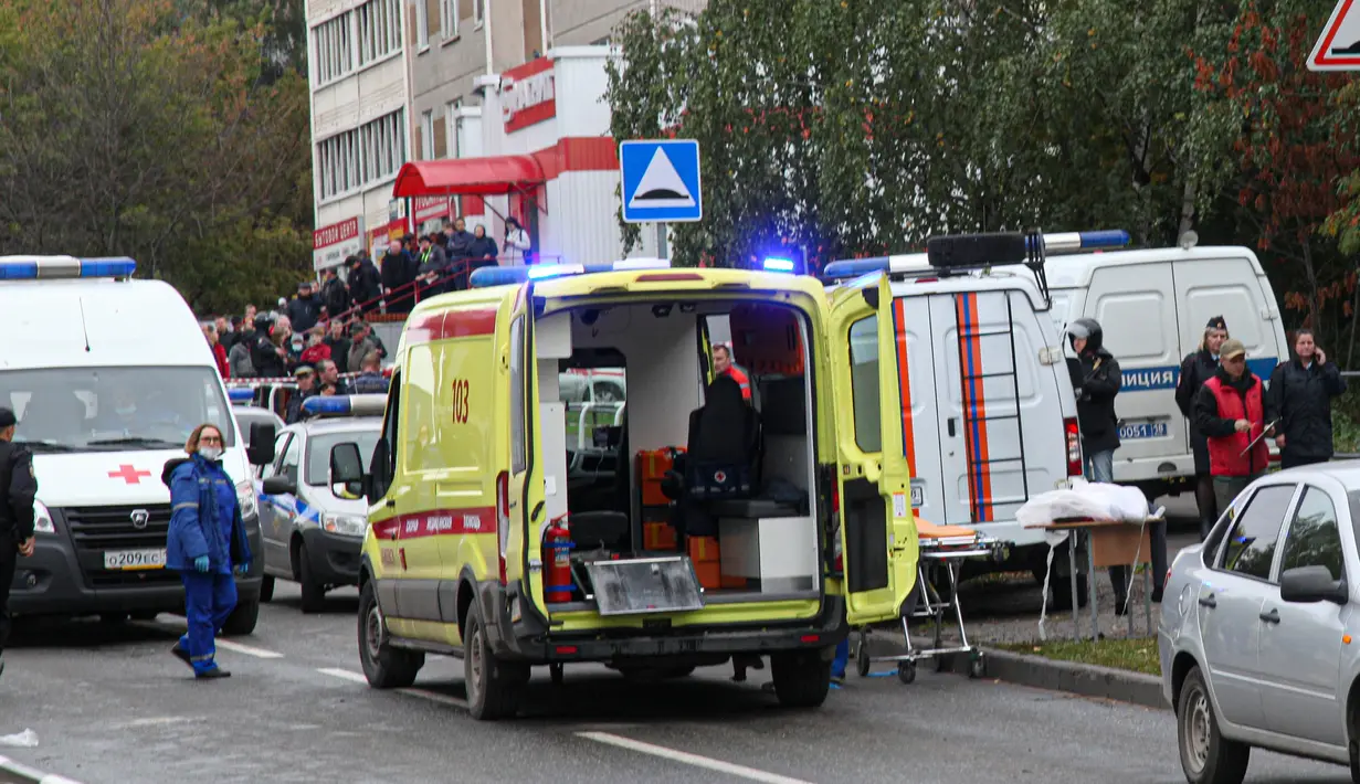 <p>Polisi dan paramedis bekerja di lokasi penembakan di Sekolah No. 88, Izhevsk, Rusia, Senin (26/9/2022). Menurut pejabat, 11 anak termasuk di antara mereka yang tewas dalam penembakan Senin pagi. (AP Photo)</p>