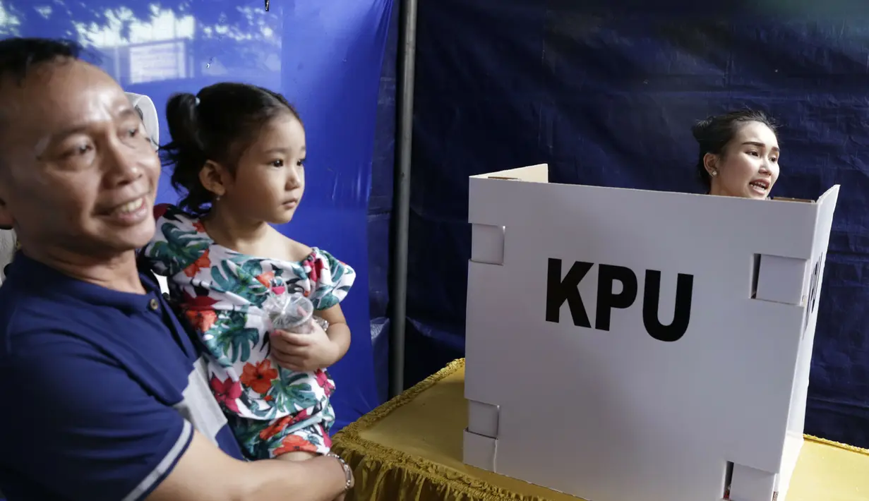 Bilqis Khumaira ikut ke TPS ditemani kakeknya ketika Ayu Ting Ting mencoblos  TPS (Kapanlagi.com/Agus)