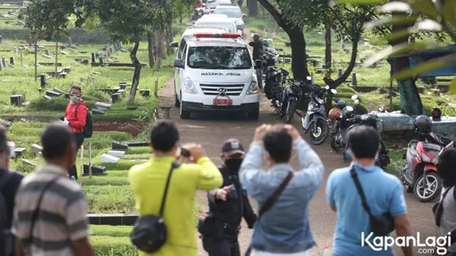 [Fimela] Pemakaman Rina Gunawan