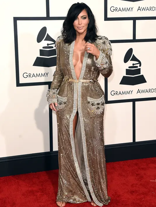 Kim Kardashian menempuh berbagai cara untuk memperoleh bentuk tubuh yang seksi dan ideal. (AFP/Bintang.com)