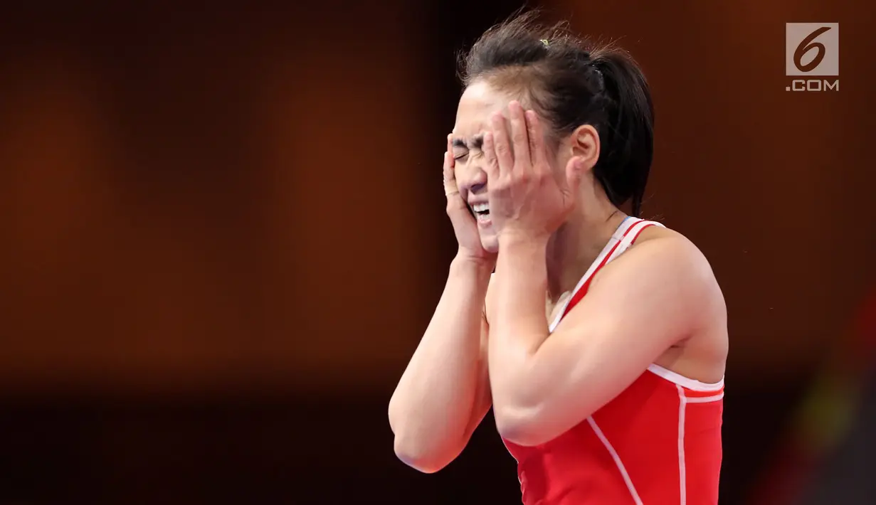 Ekspresi Pegulat Indonesia, Ulfah Dewi seusai bertarung dengan pegulat Uzbekistan, Esenbaeva Nabira pada babak perdelapan final 57 kg putri dalam Asian Games 2018 di JCC Senayan, Senin (20/8). Ayuningtias kalah dengan skor 0-7. (Liputan6.com/Fery Pradolo)