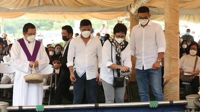 7 Momen Pemakaman Maura Magnalia Putri Nurul Arifin, Keluarga Saling Menguatkan