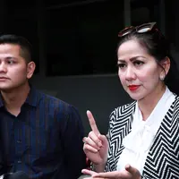 Venna Melinda didampingi kuasa hukumnya, Reza Mahastra saat melaporkan kasus penipuan yang menimpanya ini ke SPK Polda Metro Jaya. Ia melaporkan atas dugaan penipuan yang menggunakan akun Facebook dengan namanya. (Deki Prayoga/Bintang.com)