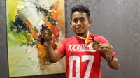 Andik Vermansah memamerkan medali juara Piala Malaysia 2015 ke bola.com. (Bola.com/Nicklas Hanoatubun)