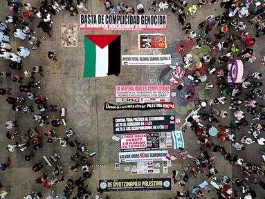 Foto udara memperlihatkan aksi demonstrasi menuntut diakhirinya serangan Israel di Jalur Gaza sebagai bagian dari protes nasional di Guadalajara, Meksiko, Selasa 7 Oktober 2025. (Ulises RUIZ/AFP)