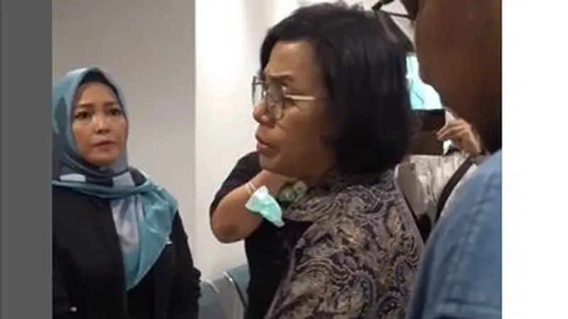 Menteri Keuangan (Menkeu) Sri Mulyani menyempatkan diri menjenguk David Latumahina, korban penganiayaan Mario Dandy Satriyo, anak dari Rafael Alun Trisambodo di RS Mayapada Kuningan, Jakarta Selatan, Sabtu (25/2/2023) pagi.